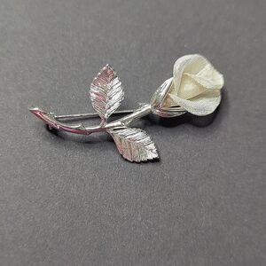 ❤️5/$25 ⭐NIB Anne Klein Rose Pendant